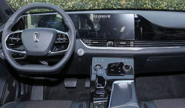 奔騰b70s新款suv報(bào)價(jià)及圖片 2023款b70s售價(jià)12萬(wàn)(分期首付3萬(wàn))