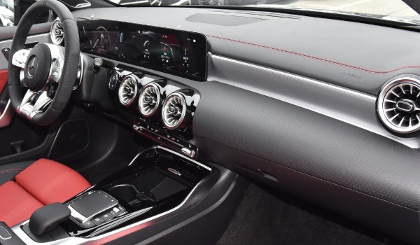 奔馳a級(jí)amg這車怎么樣值得買嗎 馬力可達(dá)306匹(油耗實(shí)測(cè)11.5L)