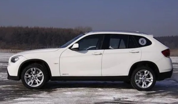 寶馬x1和奔馳gla哪個值得買 寶馬x1車長4.5米(奔馳gla配置豐富)