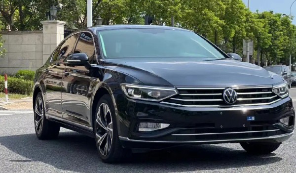 奧迪a4l和邁騰哪個(gè)值得買 a4l動(dòng)力更強(qiáng)(邁騰配置豐富)