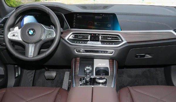 攬勝星脈和寶馬x5哪個好 寶馬x5車長5米(配置功能豐富)