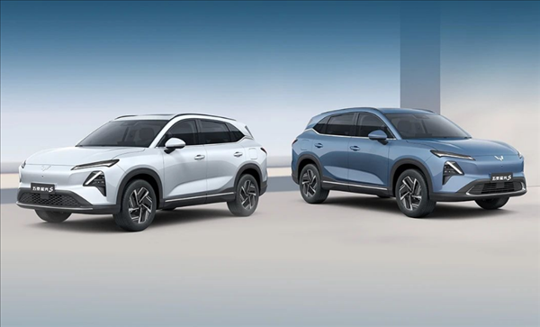 五菱星光S首發(fā)亮相：車內配齊彩電、大沙發(fā) 10萬塊沖不沖