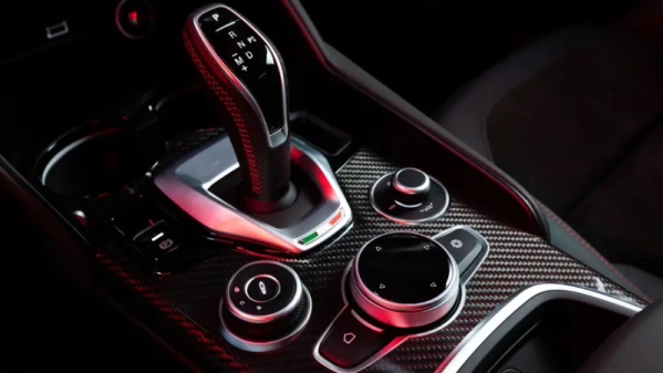 阿爾法·羅密歐發(fā)布多款特別版車型 全碳纖維內(nèi)飾太吸睛！