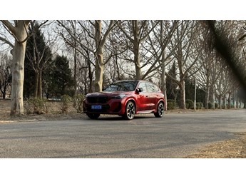 冬季的鎮(zhèn)邊古城  試駕寶馬X1 M35Li體驗DeepSeek智能