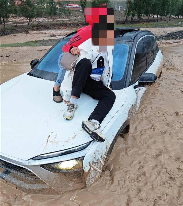 車主山區(qū)駕駛遭遇泥石流 蔚來(lái)服務(wù)一天一夜緊急施救