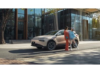 和閨蜜打卡秋天的第一杯奶茶，小鵬G3i和SMART精靈#1哪個(gè)更炸街？