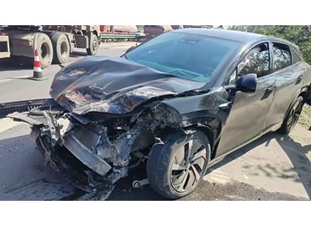 比亞迪海獅07撞翻大貨車：自動降車窗 三人無礙