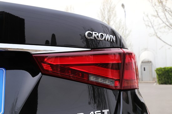 靜謐又從容 萬(wàn)車(chē)網(wǎng)試駕一汽豐田皇冠