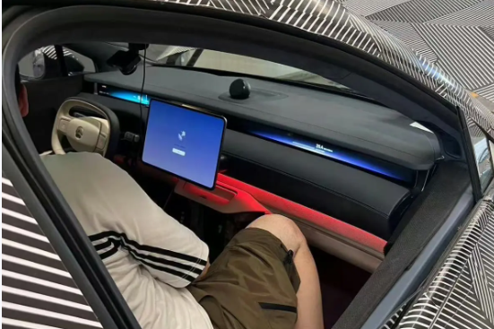 預(yù)售80萬(wàn)！蔚來旗艦行政轎車ET9內(nèi)飾首曝：搭載貫穿屏幕 橢圓方向盤