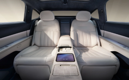 預(yù)售80萬(wàn)！蔚來旗艦行政轎車ET9內(nèi)飾首曝：搭載貫穿屏幕 橢圓方向盤