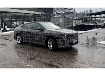 寶馬新世代iX4實(shí)車諜照曝光：首款純電轎跑SUV，車身姿態(tài)更低