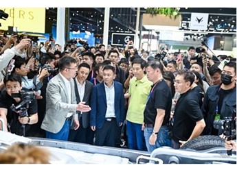 車展兩大頂流雷軍、周鴻祎共同助陣，高性能純電轎車阿爾法S5北京車展引圍觀