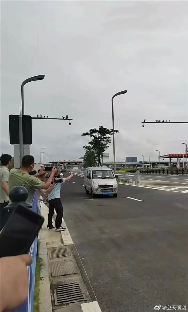 不是仰望U8 深中通道通車后到達首車出現(xiàn)：一臺五菱宏光