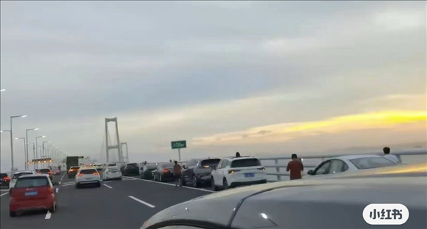 不是仰望U8 深中通道通車后到達首車出現(xiàn)：一臺五菱宏光