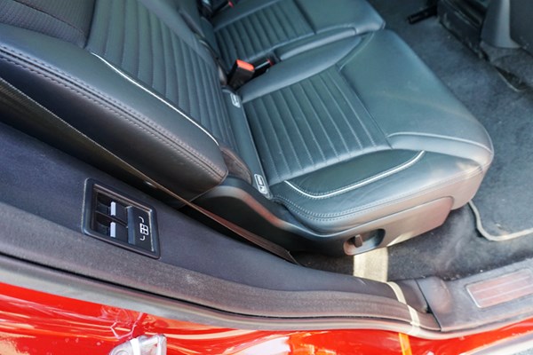  依舊硬漢形象 試駕路虎發(fā)現5