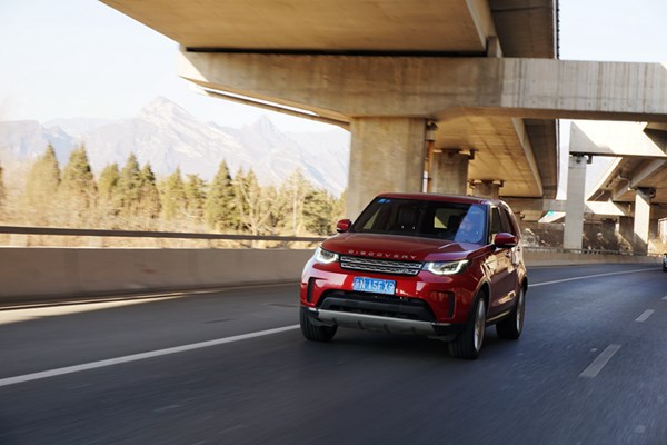  依舊硬漢形象 試駕路虎發(fā)現5