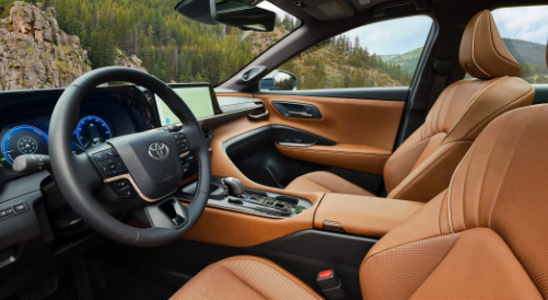 理想L7同級！皇冠Signia將于10月國內上市：搭載2.5L插混動力