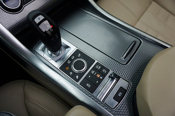 紳士也瘋狂 試駕路虎攬勝運(yùn)動(dòng)版