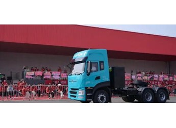 600度大電量，693匹大馬力，專為資源類運輸打造的東風天龍KL純電牽引車實拍 封面圖